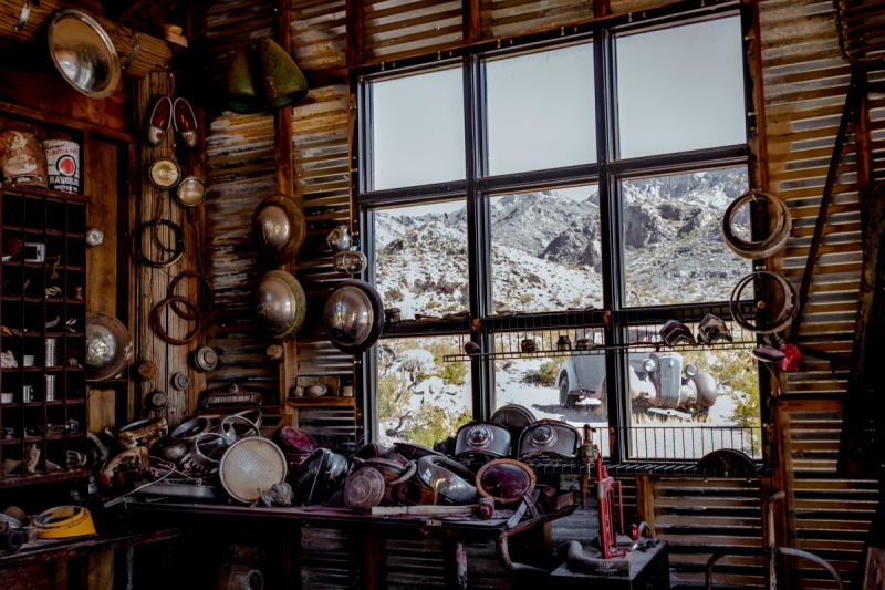 cordonnerie-COTIGNAC-min_shop_window_part_junk_abandoned-138873